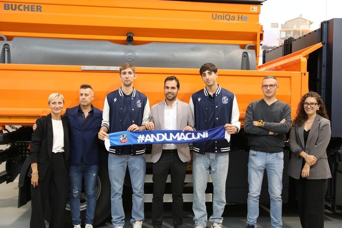 Il direttore generale Davide Bima e i giocatori Nicolò Volpe ed Emanuele Barberio allo stabilimento Bucher. Foto di Valerio Giraudo Il direttore generale Davide Bima e i giocatori Nicolò Volpe ed Emanuele Barberio allo stabilimento Bucher. Foto di Valerio Giraudo