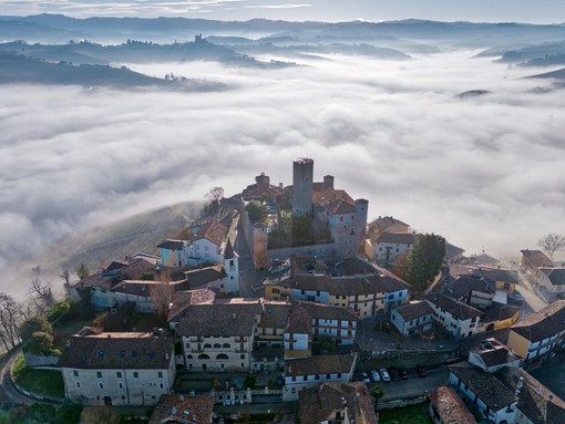 Il castello di Castiglione Falletto raccontato in un libro, presentato tra le sue mura Il castello di Castiglione Falletto raccontato in un libro, presentato tra le sue mura
