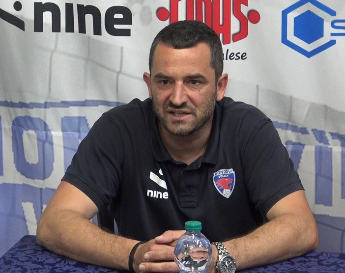L'allenatore del Mondovì Volley Claudio Basso