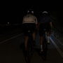 Ciclisti al buio di notte affiancati in strada: perché questo disprezzo per la vita? Ciclisti al buio di notte affiancati in strada: perché questo disprezzo per la vita?