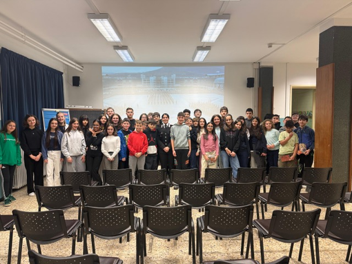 Carabinieri in aula a Farigliano e Dogliani: lezione di legalità Carabinieri in aula a Farigliano e Dogliani: lezione di legalità