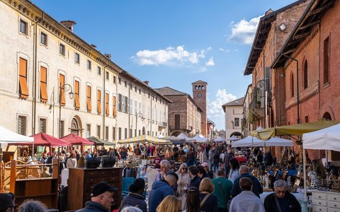 Cherasco, domenica 29 marzo il primo Mercato dell’Antiquariato e del Collezionismo del 2026
