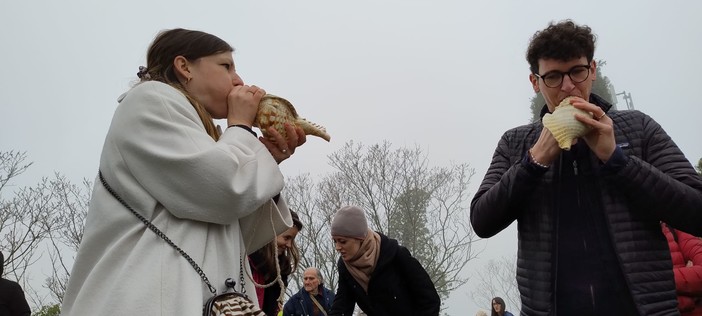 Nel Roero la tradizione del suono delle conchiglie ha ammaliato i presenti [Foto e Video]