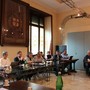 Alba, il Consiglio saluta Rosanna Martini e accoglie Vito Apicella: il passaggio di consegne in aula Alba, il Consiglio saluta Rosanna Martini e accoglie Vito Apicella: il passaggio di consegne in aula