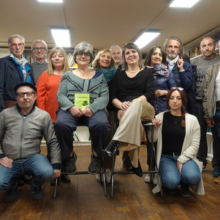 L'autrice Cinzia Scaffidi con gli amici del Caffè Letterario di Bra