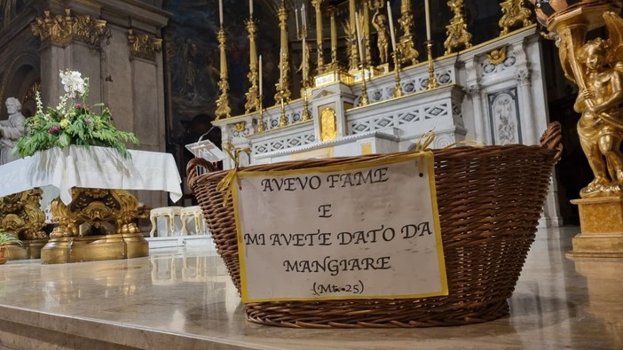 Il cesto della condivisione, presente anche nelle chiese di Torino