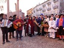 Le maschere di Famija in piazza Duomo per il Carnevale, tra le tante iniziative tradizionali del sodalizio langarolo Le maschere di Famija in piazza Duomo per il Carnevale, tra le tante iniziative tradizionali del sodalizio langarolo