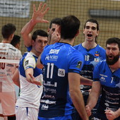 I giocatori di Cuneo esultano: finalmente contro Lagonegro è arrivata la prima vittoria in trasferta (Foto Nicola Zottarelli) e, sotto, la gioia dei ragazzi dopo il successo