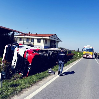 Il mezzo ribaltato sulla SS20 nei pressi di Centallo