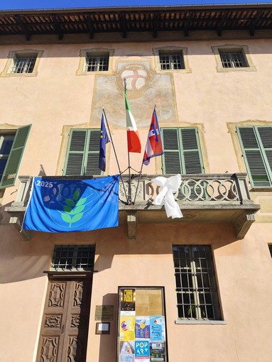 Cherasco aderisce a “Illumina Novembre” con il fiocco bianco sul Municipio