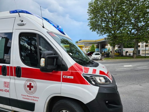 Cuneo, attimi di apprensione in discesa Bellavista: uomo minaccia gesto estremo con il gas Cuneo, attimi di apprensione in discesa Bellavista: uomo minaccia gesto estremo con il gas