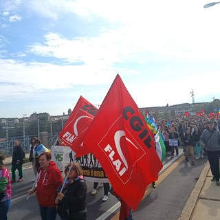 Il corteo che anche a Cuneo ha accompagnato lo sciopero generale di oggi
