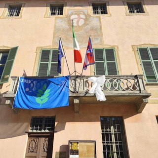 Cherasco aderisce a “Illumina Novembre” con il fiocco bianco sul Municipio