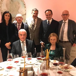 Maria Franca Ferrero, con la nuora Luisa Strumia, Bartolomeo Salomone ed Ettore Bologna della Fondazione Ferrero, il governatore Cirio e l'assessore regionale Icardi, il direttore dell'Asl Massimo Veglio, il presidente e il direttore della Fondazione Nuovo Ospedale Bruno Ceretto e Luciano Scalise
