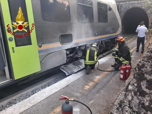 I soccorsi al treno stamane ad Airole (Foto Osservatorio Ferrovia del Tenda) I soccorsi al treno stamane ad Airole (Foto Osservatorio Ferrovia del Tenda)