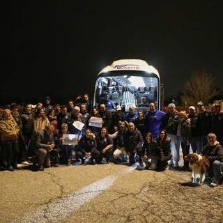 Tifosi ed amici sul piazzale del palasport all'arrivo dei cuneesi da Dubai (Foto Valerio Giraudo)