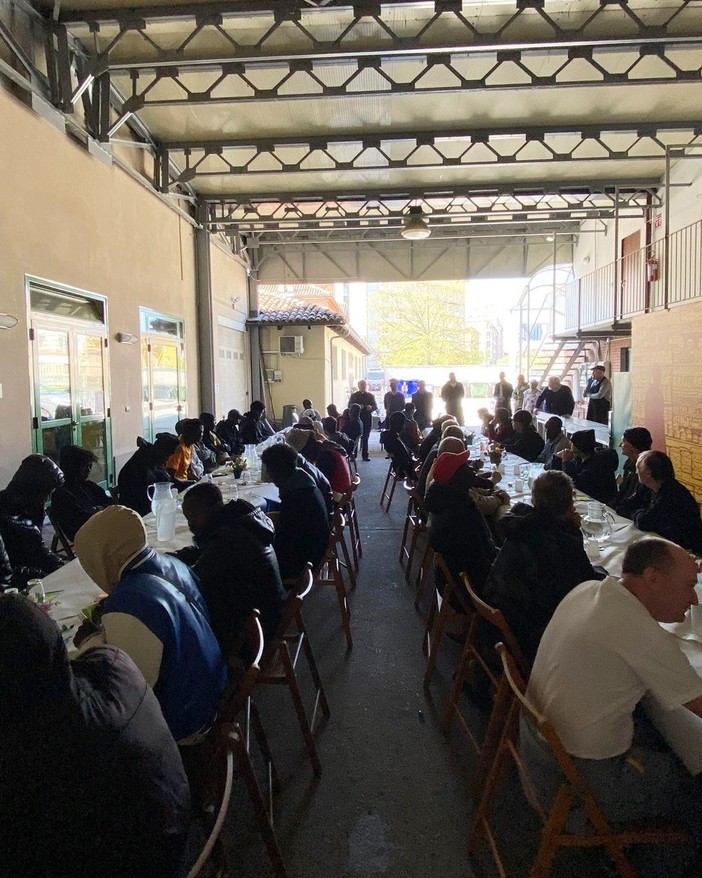 Il pranzo di Pasqua alla mensa della Caritas dove Elia Del Grande ha servito come volontario