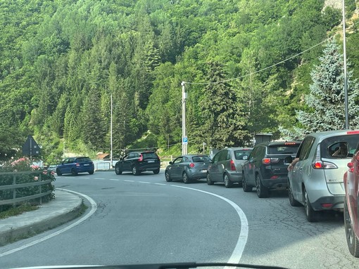 Traffico in tilt sulla statale 28 del Colle di Nava: code da Ormea a Nucetto