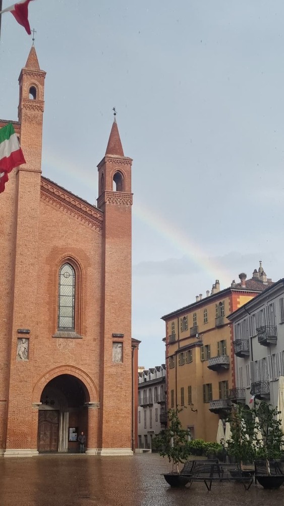 La Cattedrale di Alba con sfondo di arcobaleno