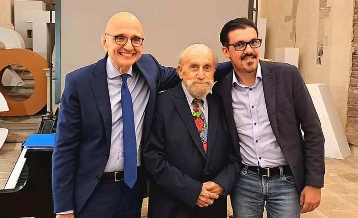 Enrico Beruschi tra il maestro Luigi Giachino e il sindaco di Cortemilia Marco Zunino