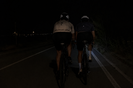 Ciclisti al buio di notte affiancati in strada: perché questo disprezzo per la vita? Ciclisti al buio di notte affiancati in strada: perché questo disprezzo per la vita?