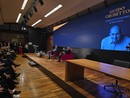 Il Ministro della Difesa Guido Crosetto sul palco con Mario Sechi alla presentazione del suo libro ad Alba