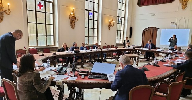 Provincia, gran trambusto in vista delle elezioni: allo scadere dei termini torna ad affacciarsi l’ipotesi della lista unitaria Provincia, gran trambusto in vista delle elezioni: allo scadere dei termini torna ad affacciarsi l’ipotesi della lista unitaria