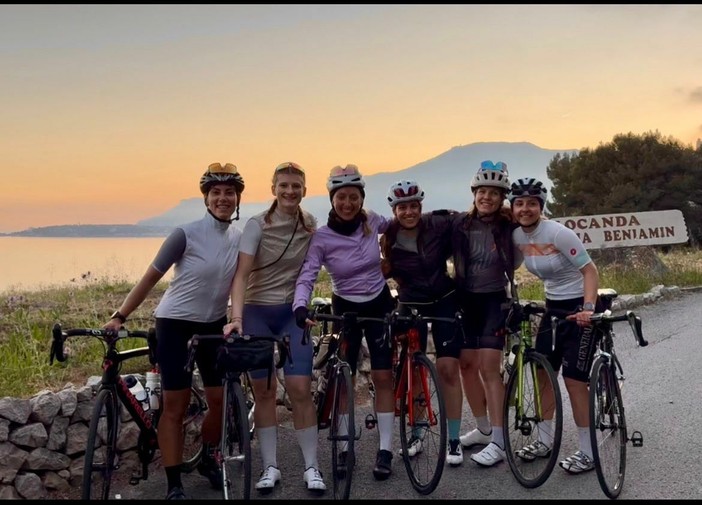 Le cinque cicliste all'arrivo poco prima del confine tra Italia e Francia Le cinque cicliste all'arrivo poco prima del confine tra Italia e Francia