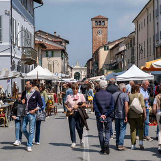 Torna il Mercato dell'Antiquariato di Cherasco: appuntamento domenica 29 marzo