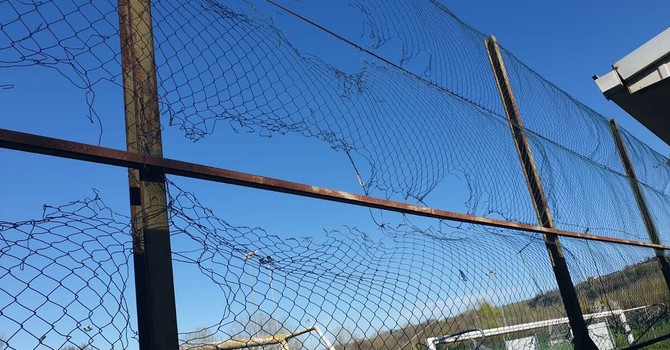 Degrado negli spogliatoi del campo Coppino ad Alba: accessi bloccati dopo le occupazioni, ma resta il problema del decoro dell'area