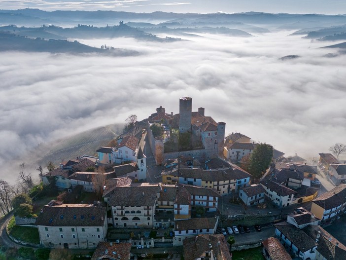 Il castello di Castiglione Falletto raccontato in un libro, presentato tra le sue mura