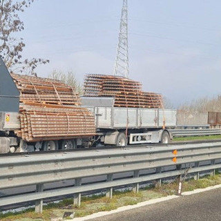 Disagi sulla tangenziale di Asti per un camion che ha perso il carico