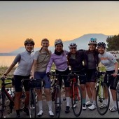 Le cinque cicliste all'arrivo poco prima del confine tra Italia e Francia