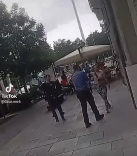 Urla e si scaglia contri i carabinieri che usano il taser in corso Giolitti a Cuneo: il video diventa un caso politico [VIDEO]