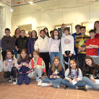 Gli alunni con le maestre, il pittore Franco Gotta e la giornalista Silvia Gullino