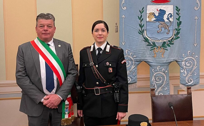 Il sindaco di Dogliani Claudio Raviola e il maresciallo capo Maria Grazia Piperis Il sindaco di Dogliani Claudio Raviola e il maresciallo capo Maria Grazia Piperis