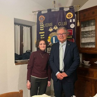 Da sinistra: la dottoressa Franca Rinaldi e il presidente del Lions Club Carrù-Dogliani Giulio Marini