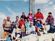 Don Gianni Riberi, primo a sinistra in questa datata foto da un'escursione sulle sue amate montagne, si è spento ieri a 73 anni