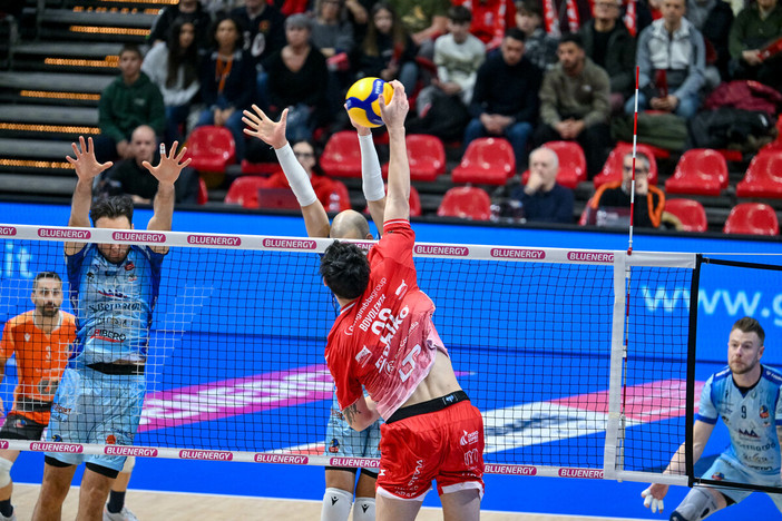 Attacco di Bovolenta: Piacenza batte Cuneo 3-0 (Foto Ninotto e Giraudo) Attacco di Bovolenta: Piacenza batte Cuneo 3-0 (Foto Ninotto e Giraudo)