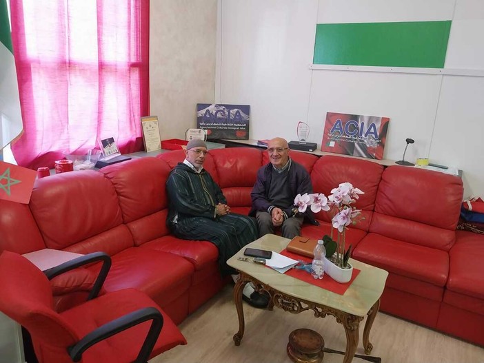 L'imam della Moschea di Alba El Hani Abdelhad insieme a don Domenico Degiorgis, direttore della Caritas albese, durante l'incontro nella sede di Acia Odv L'imam della Moschea di Alba El Hani Abdelhad insieme a don Domenico Degiorgis, direttore della Caritas albese, durante l'incontro nella sede di Acia Odv