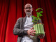 Enrico Crippa, chef di Piazza Duomo, con il Premio &quot;Dawn to Earth&quot; 2025: una pianta di rovere tartufigena