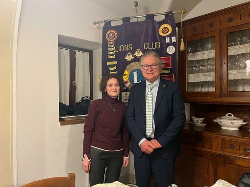 Da sinistra: la dottoressa Franca Rinaldi e il presidente del Lions Club Carrù-Dogliani Giulio Marini