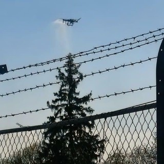 Il drone in volo nei pressi della pista dell'aeroporto cuneese