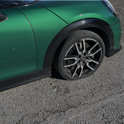 La ruota bucata dopo aver preso la buca sull'asfalto