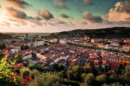 Dogliani perde 59 residenti nel 2025: calo demografico tra saldo naturale negativo e migrazioni in uscita