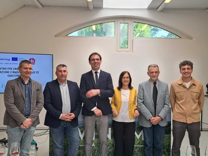 Alba, il vino che cambia per effetto del clima: a Vinum focus su maturazione e dealcolazione