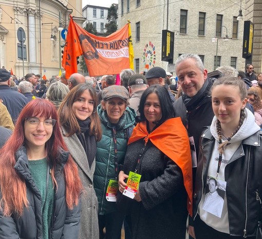 Giovanni Damiano con la figlia Maria, prima da destra, accanto a Paola e Cristina Caccia, figlie del procuratore Bruno Caccia