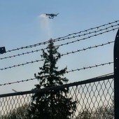 Il drone in volo nei pressi della pista dell'aeroporto cuneese