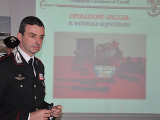 Il comandante provinciale dei Carabinieri di Asti, tenente colonnello Pierantonio Breda, illustra i dettagli dell'operazione