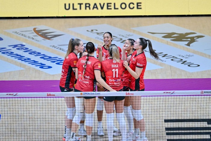 VOLLEY A1F / Granda Volley stasera in trasferta a Pesaro contro Vallefoglia